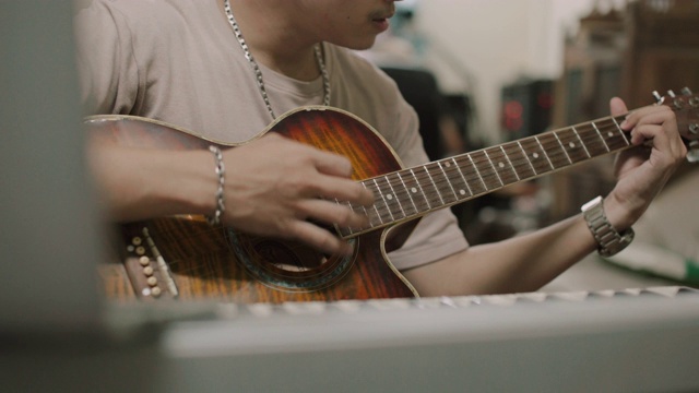 亚洲男子学习弹吉他在家库存视频视频下载