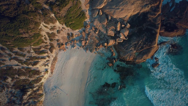 西澳大利亚埃斯佩兰斯黄昏海滩的航拍- 4K无人机视频购买
