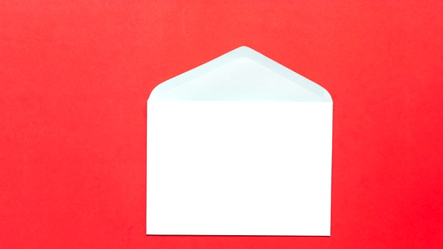 4k止动白纸折叠并进入红色背景的信封。视频下载