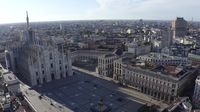 2020年大流行封锁期间，无人机拍摄的米兰大教堂、大教堂广场、雷亚尔宫和城市景观。空城的早晨。视频素材