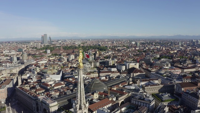 2020年大流行封锁期间，用无人机拍摄的米兰大教堂和圣母玛利亚金色雕像。空城的早晨。视频素材
