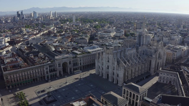 2020年大流行封锁期间的米兰大教堂、大教堂广场、维托里奥·埃马努埃莱拱廊和城市景观。空城的早晨。视频素材
