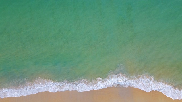 在阳光明媚的日子，俯瞰美丽的白色沙滩和蓝绿色海水的泰国海洋。视频下载