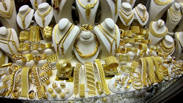 在土耳其卡帕利卡西最著名的集市上贮藏黄金视频下载