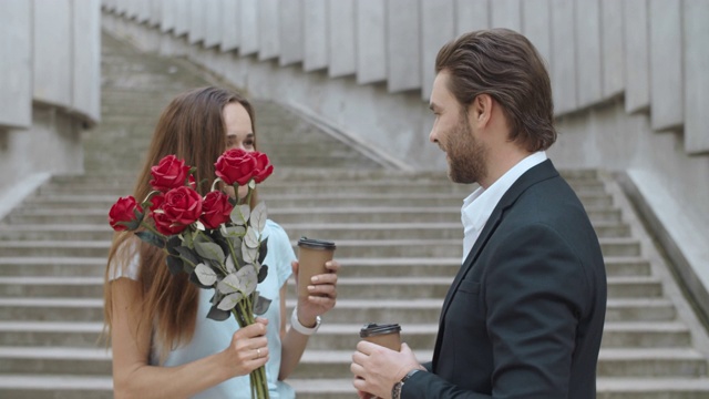 男朋友拿着花等女朋友。男人和女人在开会视频下载