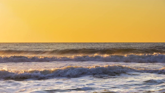 海上日出。海浪拍打着海滩视频素材