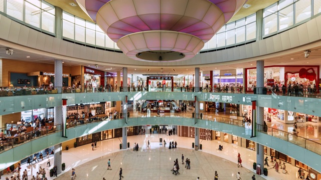 TL/ZO/PU缩小镜头，时间流逝的主中庭在迪拜购物中心，忙碌的购物者和游客视频下载