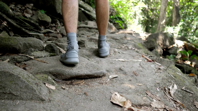 男人脚在运动鞋和袜子跋涉沿着陡峭的石头爬视频下载