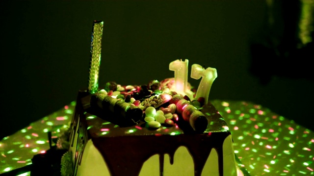 迪斯科灯光和生日蛋糕在生日派对上，人们玩得很开心视频下载