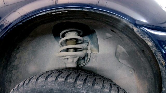 汽车弹簧维修在汽车服务视频素材