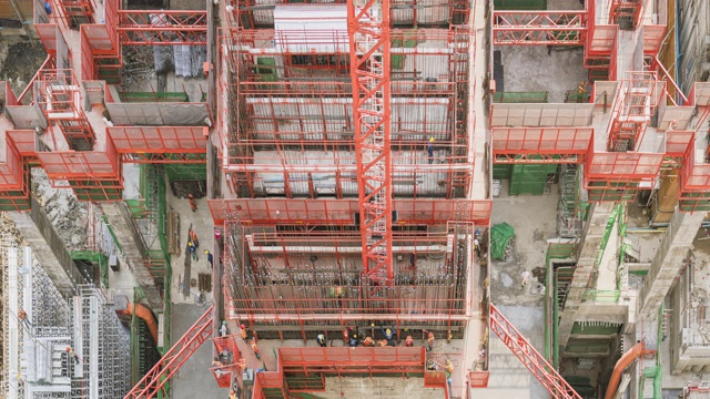 施工现场鸟瞰图4k时间间隔大型施工现场，包括几台起重机在一个建筑区域工作缩放视图视频下载