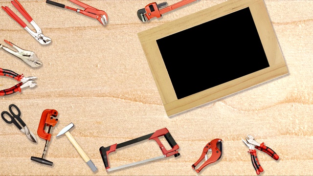 顶视图硬件工具与黑板上的木材背景。视频素材