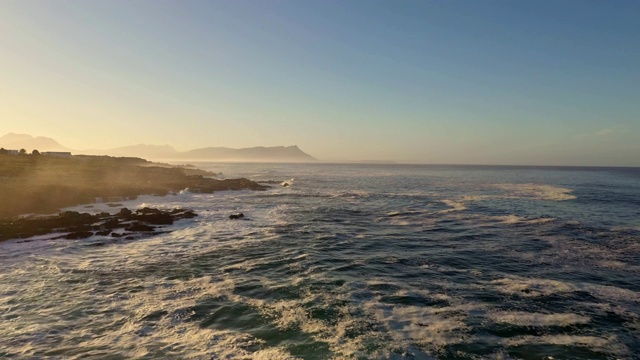 清晨拍摄的海浪拍打着好望角海岸线的视频视频下载