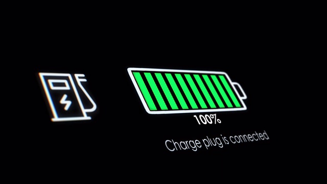电动汽车电池指示显示电池充电增加。电池指示灯显示它充满100%。电动汽车电池计。视频素材