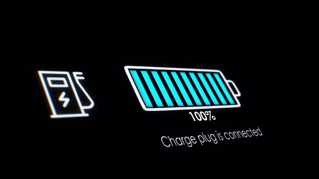 电池指示灯显示它充满100%。电动汽车电池计。电动汽车电池指示显示电池充电增加。视频素材