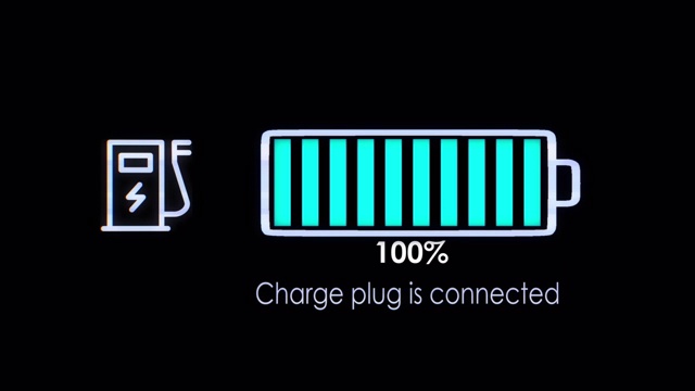 电动汽车充电指示充电进度，电动汽车电池指示显示电池充电不断增加。电池指示灯显示它充满100%。视频素材