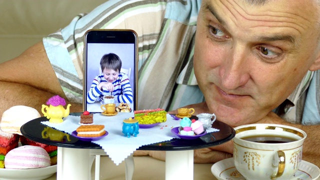 在木偶桌上通过视频电话自制茶话会视频下载