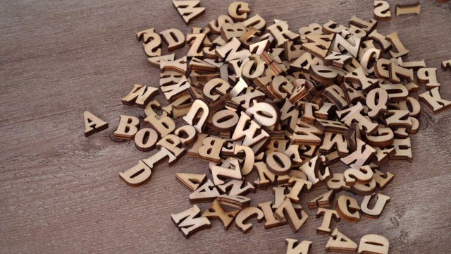 木头背景上的木头字母。英语字母表视频素材