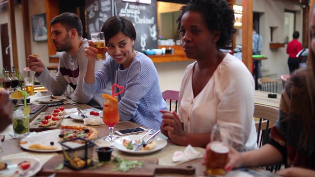 一群欢乐的朋友一起享受户外美食酒吧的时光视频下载