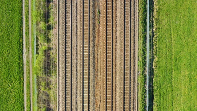 景观中的铁路轨道，从上面鸟瞰视频素材
