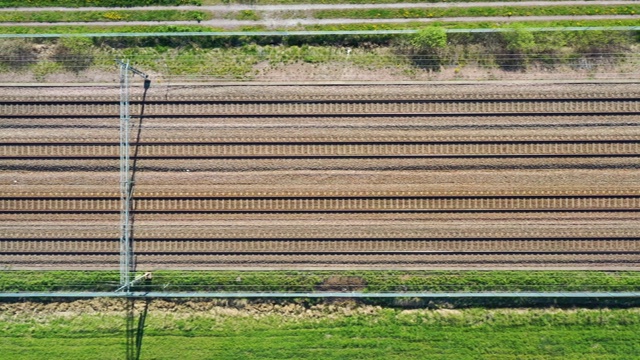 景观中的铁路轨道，从上面鸟瞰视频素材
