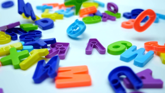 明亮的多色字母和数字从一个孩子的游戏掉下来视频素材