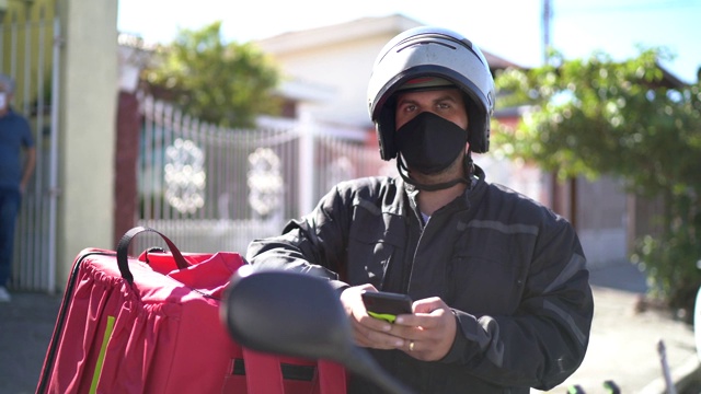 一个戴着面罩的送货员在街上的肖像视频下载
