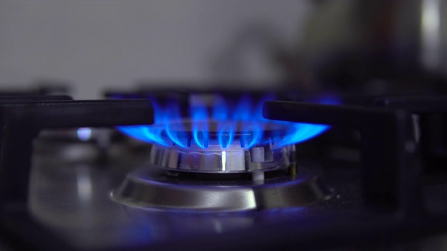 煤气燃烧器关掉了特写镜头。炉子用家用煤气。火焰是蓝色的。视频素材