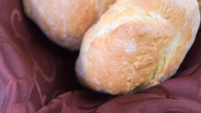 面包面包在食物展示上旋转视频素材