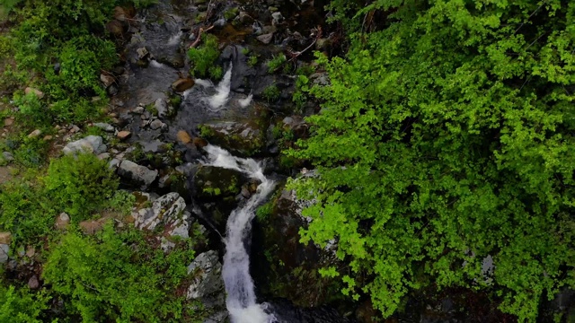 山上的一个小瀑布视频素材