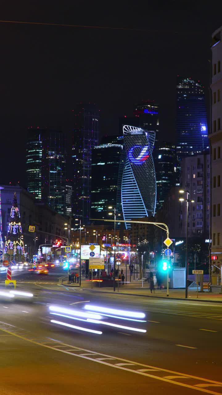 垂直时间推移的摩天大楼城市景观和交通在莫斯科，俄罗斯视频素材