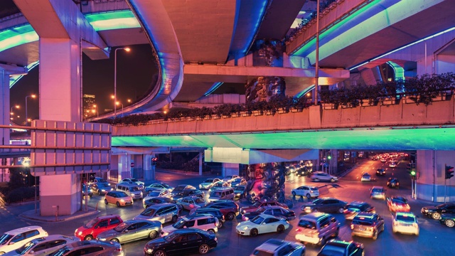 这是上海市中心一个霓虹照明的十字路口，在交通高峰时段非常繁忙视频素材