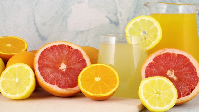 柑橘夏季装饰用柚子片，柠檬，橙子，柠檬水在饮用杯和橙汁在罐子视频素材