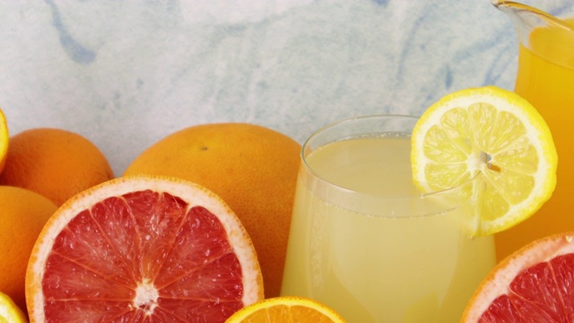 爽口的柠檬水、橙汁和切片柑橘类水果视频素材