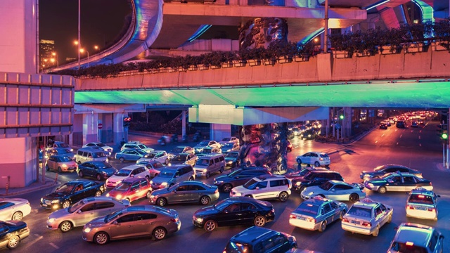 这是上海市中心一个霓虹闪烁的十字路口，在繁忙的交通高峰期视频素材