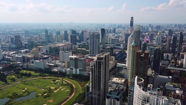 公园和摩天大楼，曼谷城市天际线，Patumwan区，曼谷视频素材
