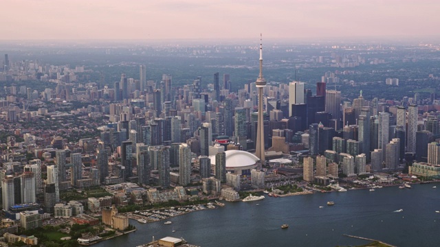 从加拿大安大略湖的内港从空中俯瞰多伦多视频下载