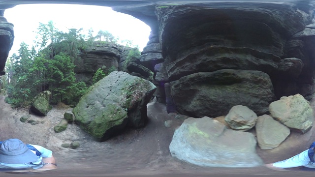 360VR，穿越峡谷的人，砂岩与山林，旅游目的地，VR 360视频购买