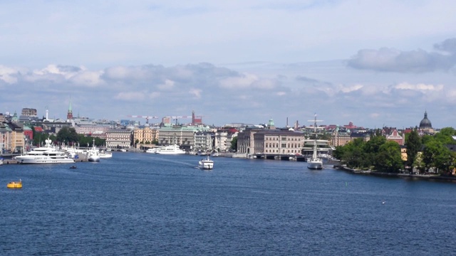以斯德哥尔摩为背景的海上渡船视频素材
