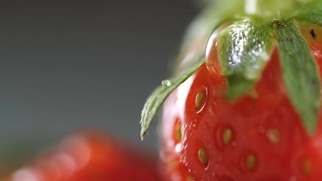 新鲜草莓近距离与下落的水滴视频下载