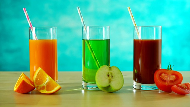 橙汁，苹果汁和番茄汁灌装饮用杯。视频下载