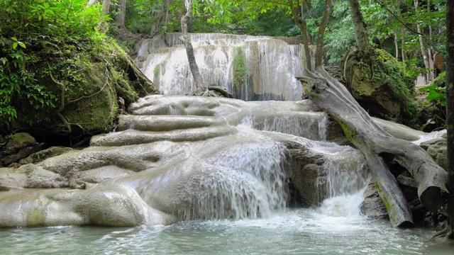 泰国北碧著名旅游景点，国家公园内的四面瀑布。视频素材