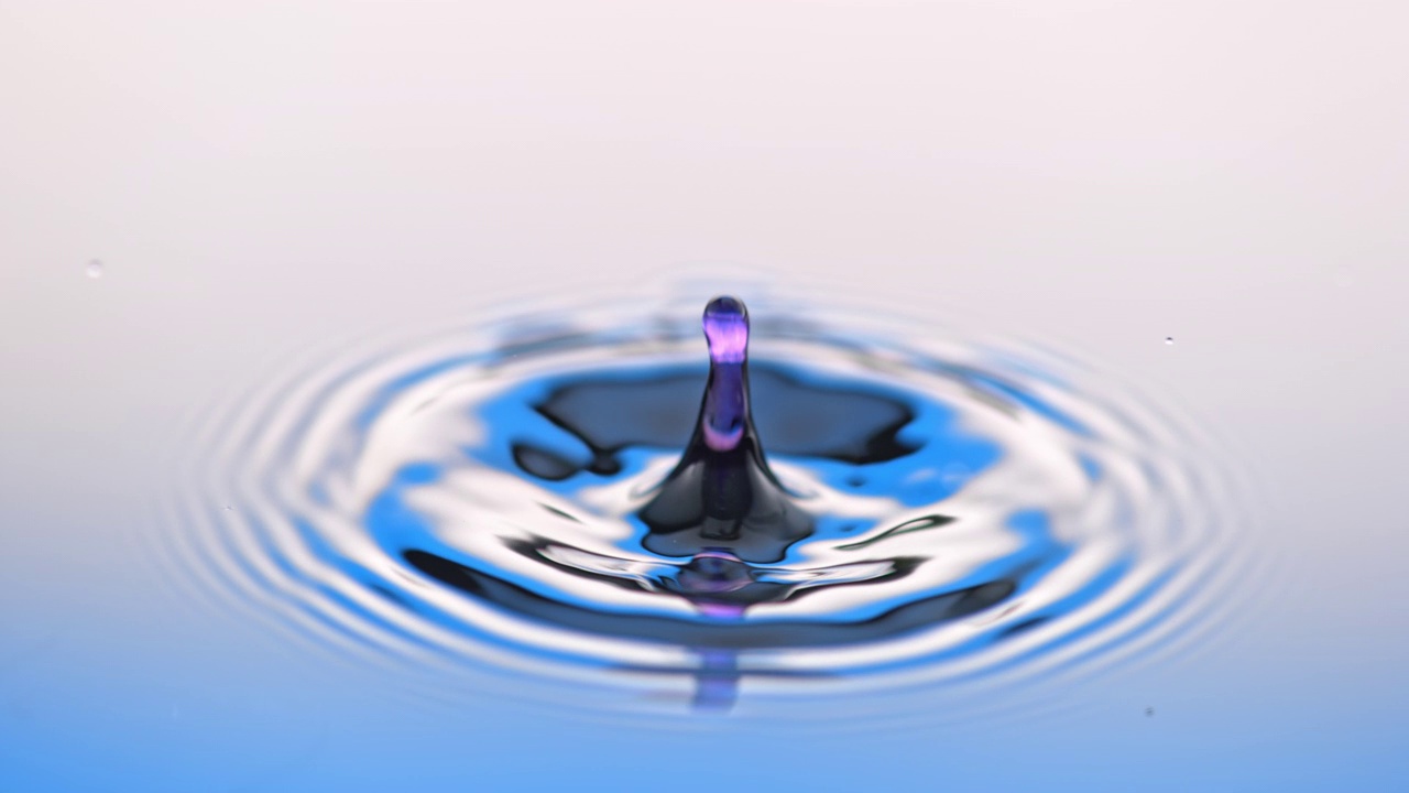 紫色的水滴落在水里视频购买