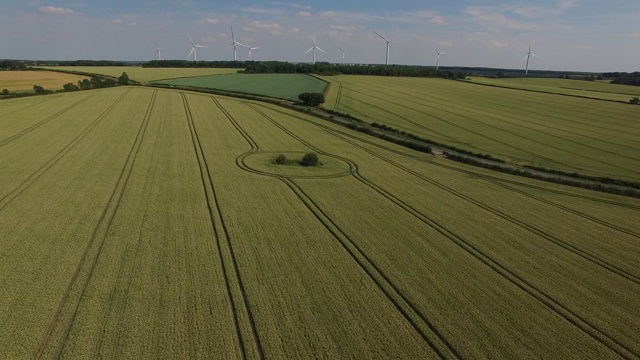 盛夏的麦田和英国北安普敦郡的风力涡轮机视频下载