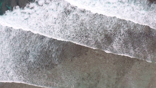 无人机拍摄的马尔代夫海浪翻滚的画面视频素材