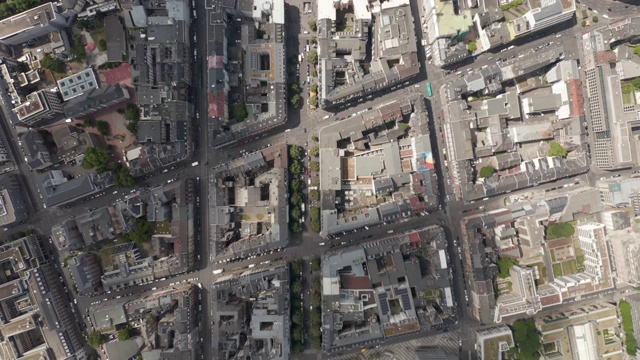 高空鸟瞰图:典型的欧洲城市街区，法兰克福，德国，在夏季，城市街道和居民区的高空鸟瞰图视频下载