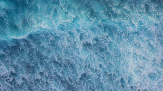 无人机拍摄海浪在海洋上翻滚视频下载