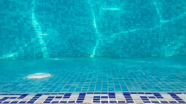 泳池内纯净的碧水与阳光的反射。前视图。视频素材
