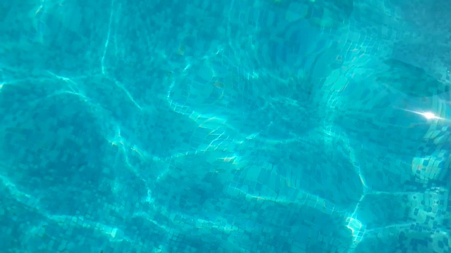 泳池内纯净的碧水与阳光的反射。前视图。视频素材
