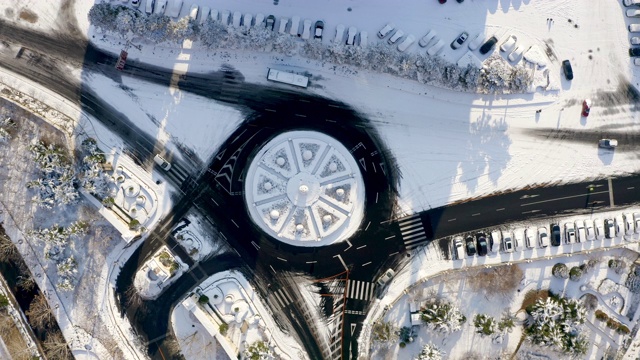 雪后俯瞰广场及周围的道路。视频下载